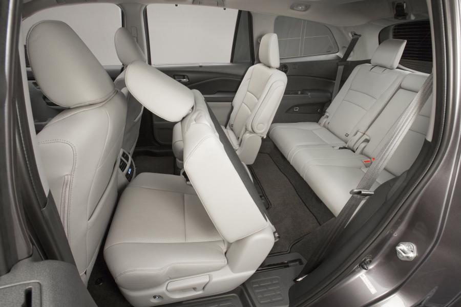 Интерьер Honda Pilot 2015 года  (фото 94 из 107)